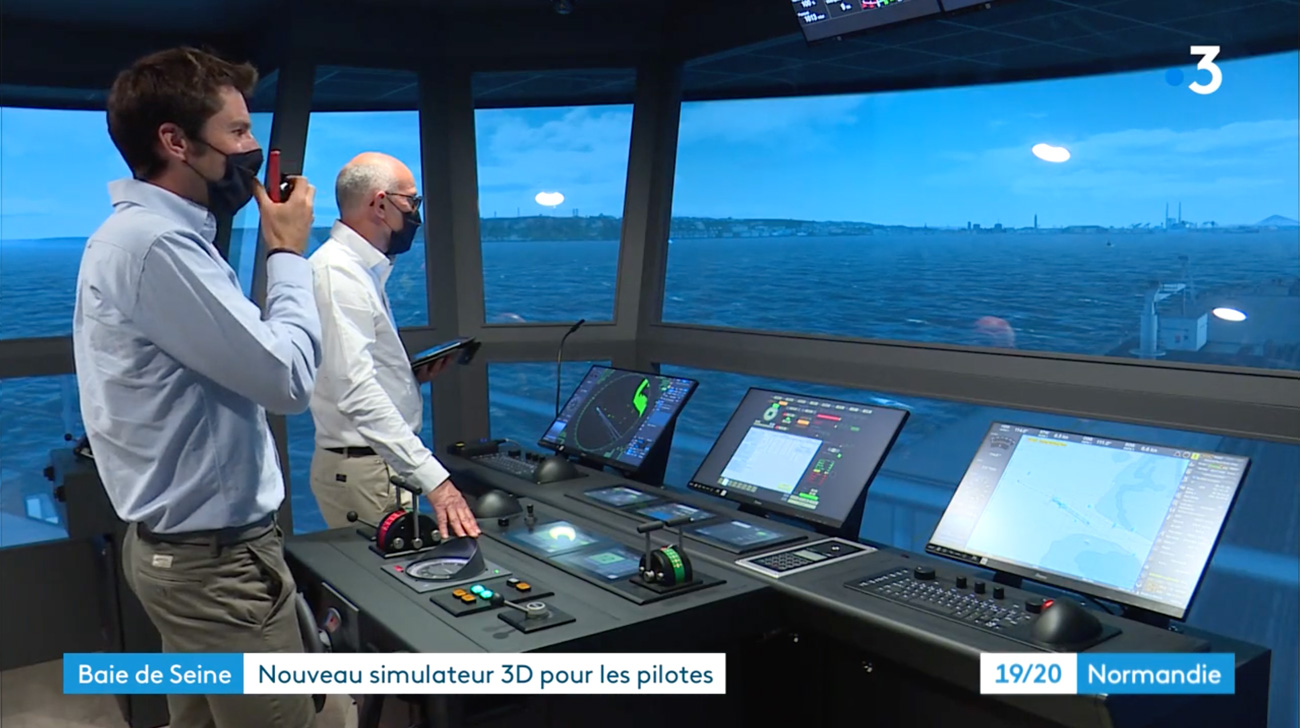 Arrivée dans le port du Havre vue de la passerelle d’un navire à bord du très performant simulateur de pilotage • © Judikaelle Rousseau / France Télévisions (image extraite d’une vidéo)