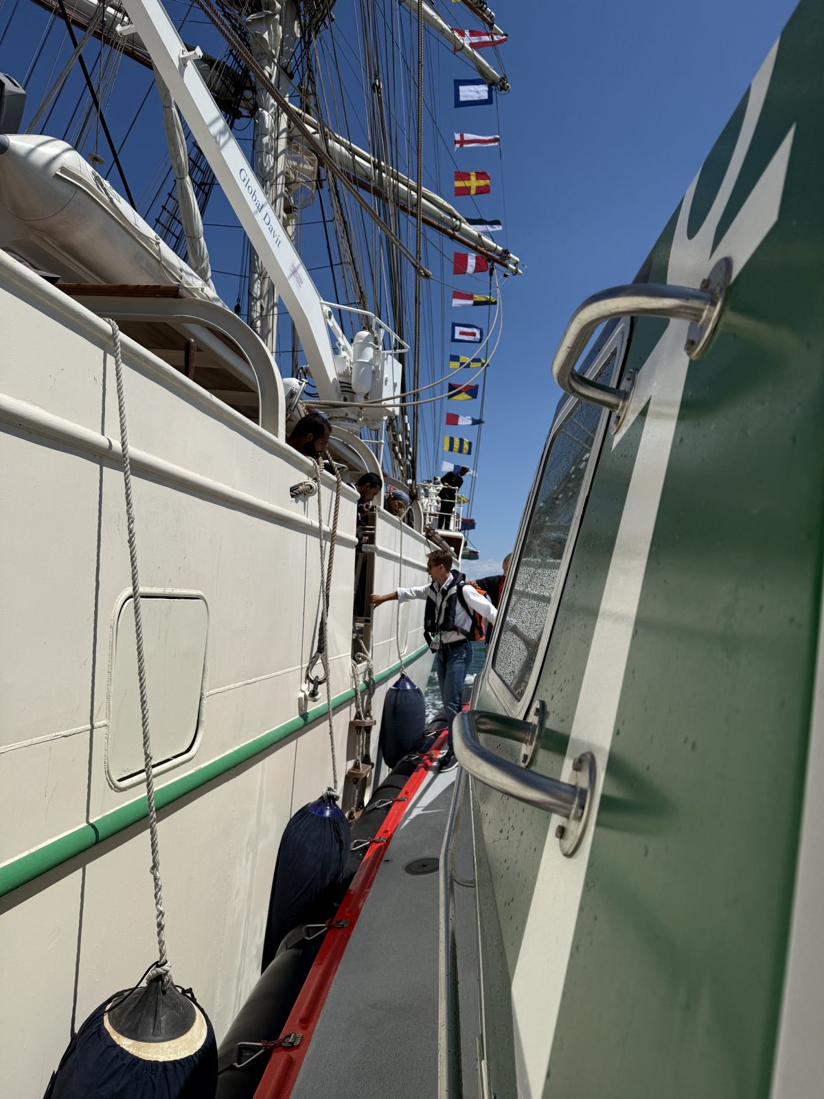 Pilote à bord du Shabab Oman II - Juillet 2025 - © Quentin Nédeau