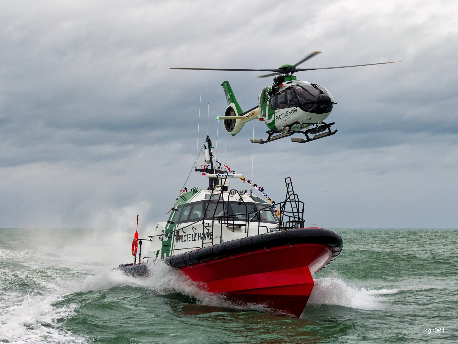 Arrivée de la pilotine Saint Michel accompagnée de l'hélicoptère H135 © Roland Grard