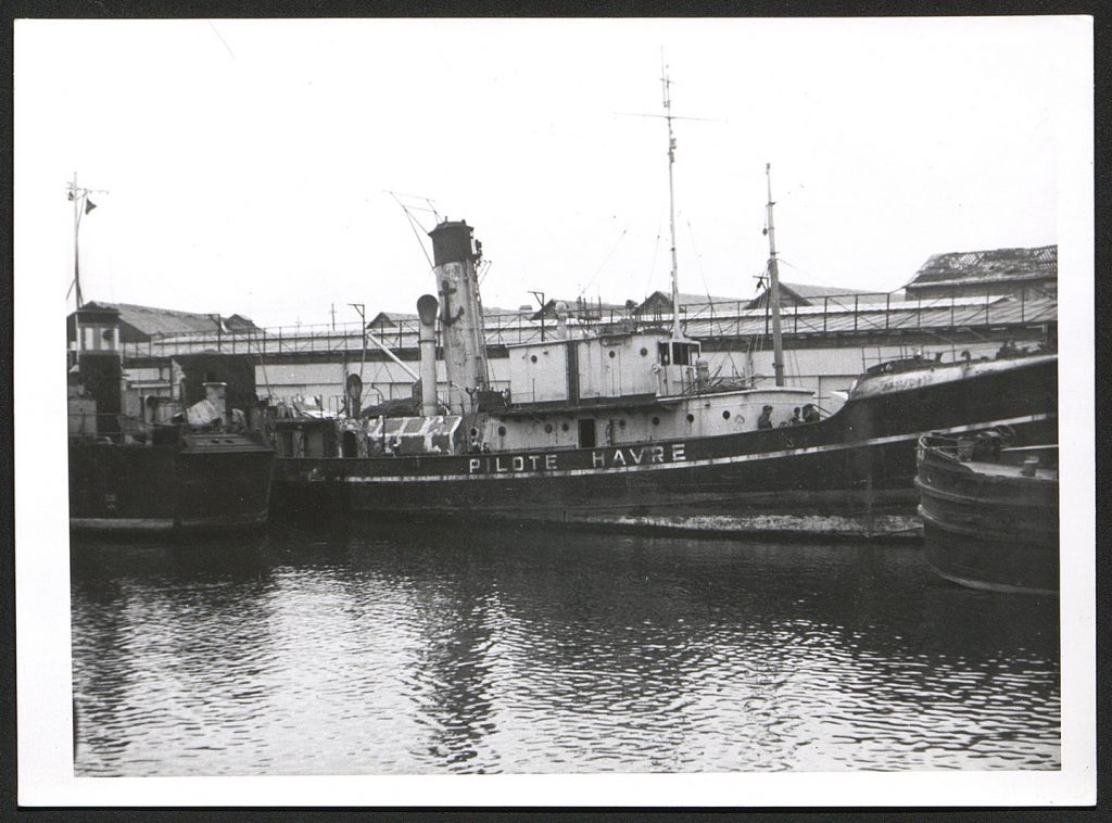 Le bateau pilote Le Havre de Grâce dans un très mauvais état, amarré dans le bassin de la Citadelle. 70s Le bateau pilote Le Havre de Grâce dans un très mauvais état, amarré dans le bassin de la Citadelle. 70s
