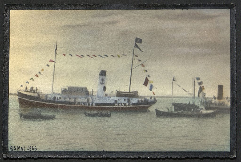 Le bateau pilote Le Havre de Grâce pavoisé dans l'avant-port. - Photographie couleur Le bateau pilote Le Havre de Grâce pavoisé dans l'avant-port. - Photographie couleur